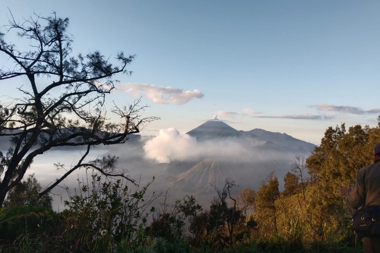 Cheap holiday trips and travel from Jogja or Yogyakarta to Bromo, Tumpak Sewu, and Ijen crater tour - Bali 4D Cheap tours from Yogya to Bromo, Tumpak Sewu and the blue fire Ijen tours to Bali 4D Cheap tour package for a trip from Yogyakarta to Surabaya with an executive train for Bromo tours, the Tumpak Sewu waterfall tour, Ijen blue fire tours to Bali Ijen to Bromo Tour
