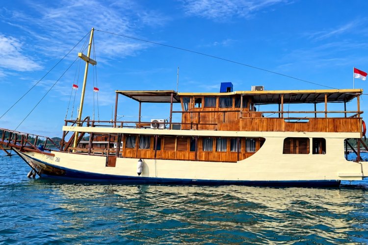 Fly from Bali for Island hopping and Komodo sailing tour with standard AC-boat 3D Fly from Bali for Island hopping and Komodo sailing tour with standard AC-boat 3D2N Take a flight from Bali to Komodo airport for Island hopping and Komodo sailing tour with standard AC-boat within 3-Day 2-Night vacation trip in Komodo Island Ijen to Bromo Tour
