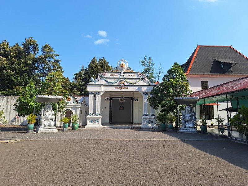 Ijen to Bromo tour,- take a train to Jomblang cave and Borobudur tours 5D Ijen to Bromo tour,- take a train to Jomblang cave and Borobudur tours 5D Holiday trip from Malang to Surabaya with Ijen to Bromo tour,- take a train to Jomblang cave and Borobudur tours within 5 days 4 nights travel package Ijen to Bromo Tour