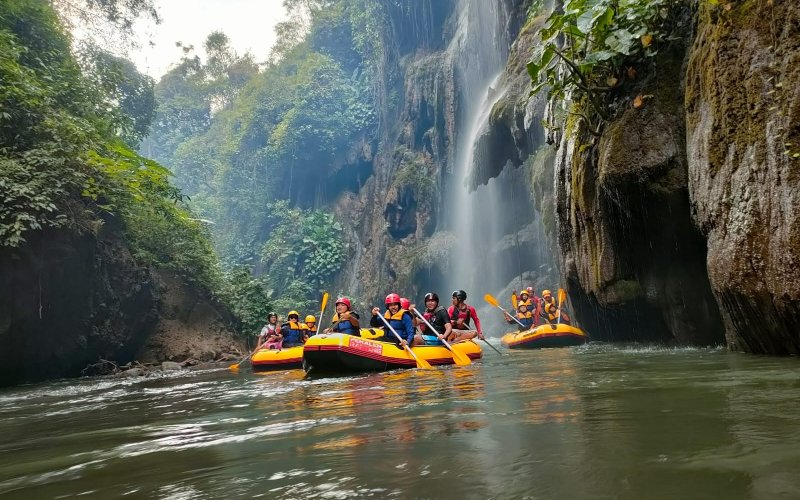 Optional trip package for Bromo Water Rafting tours I Ijen to Bromo tour Do Water Rafting tours as optional trip program of Bromo Ijen tours Ijen to Bromo Tour